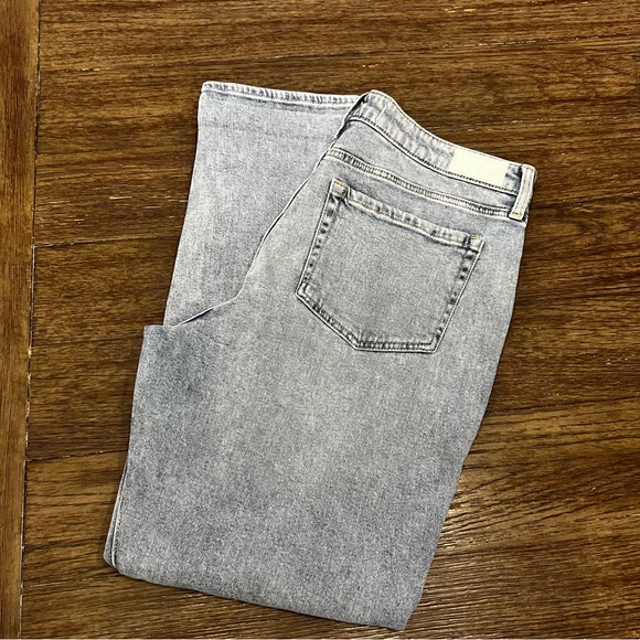 Hollister ULTRA HIGH-RISE RIPPED LIGHT WASH MOM JEANS - Picture 3 of 12